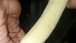 Plantain Versus Poivron: She Gets Wet And Cums From Masturbation