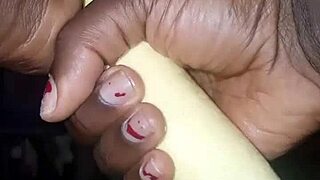 Plantain Versus Poivron: She Gets Wet And Cums From Masturbation