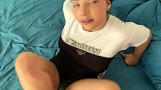 Latina HERMANASTRA QUIERE VERGA en su VAGINA compartiendo CAMA