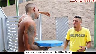 デリバリーガイのモンスターコックを吸ってアナルファックされるゲイフェティシシーン