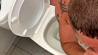Check out this toilet blowjob compilation with gay guys 😏