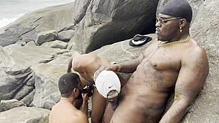 Daddyblack bliver anal kneppet af Matheus og Yuri i offentligheden 😏