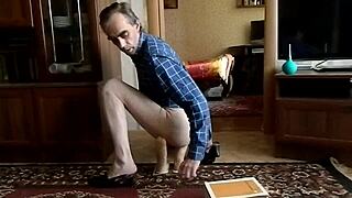 Transvestit Ksyusha uses toys for anal play