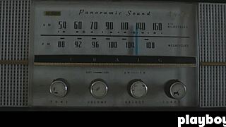 Morena perfeita Alexandra Tyler posa ao ar livre e expõe seus peitos lindos