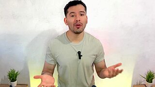 Bos barista suruh pekerja twink baru hisap kote besar dalam stor dan bilik air!