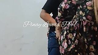 Ungt par har sex i offentlig galleria nödutgång, nästan upptäckta