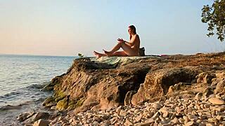 Незнакомец наносит крем на нудистском пляже!