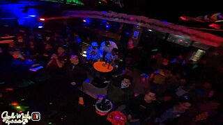 Il Mio Ragazzo Ci Fa Fare Sesso dal Vivo Davanti a Tutti nella Stalla di Mexicali!