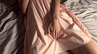 Kinky fittegnidning med sæd som spruter på romkameratens våte truser