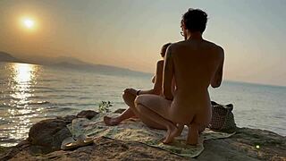 Незнакомец наносит крем на нудистском пляже!