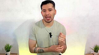 Bos barista suruh pekerja twink baru hisap kote besar dalam stor dan bilik air!