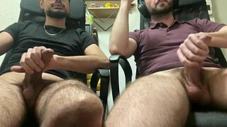 友達と一緒にゲイポルノ見て激しくイっちゃう 😏