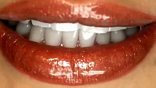 جاكي هوف ذات الثديين الكبيرين تحب العثور على زوج صديقتها يحمل قضيب عملاق لمتعة مجنونة