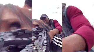 Slut emo dikongkek atas tunggul pokok di tempat awam.