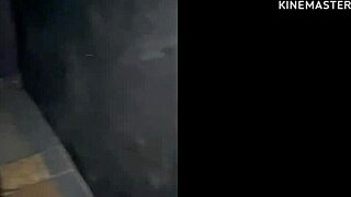 Esposa esfregando sem camisinha na cabine de swing