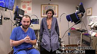 Rebellische Patientin Wyatt's Muschi von Doktor in POV-Rollenspiel mit Cum gesprengt.