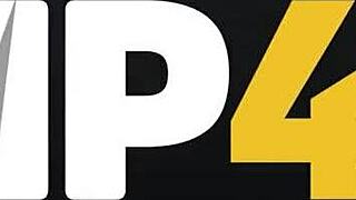 Mature4K - Stedmor vender venskab til rå sofaaktion med barberet fisse