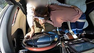 शादीशुदा औरत कार में पति को अनदेखी सेक्स खुशियां देती है