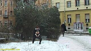 Punatukkainen BBW MILF nappaa pissalla julkisella isot tissit paljastettuna