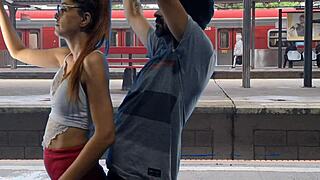 Cuplu îndrăzneț se futute public la terminalul de tren.