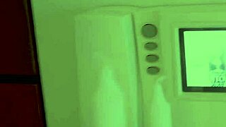 Melody usa o interfone para anunciar presença na comunidade lésbica