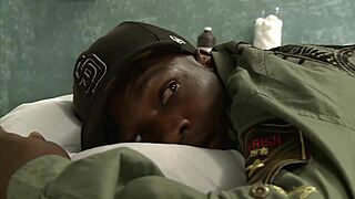 Grote zwarte lul spuit sperma op dokter Lea Lexiss