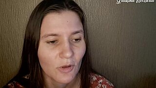 Аз съм твоята сладка руска приятелка, смучеща огромния ти кур с любов! 💋