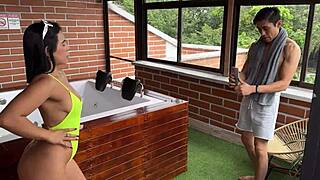 Bedragerisk latina kone med enorm rumpe blir knullet hardt på spa.