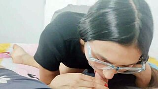 hijastra bien caliente vestida de colegiala le enseña la falda a su padrastro y termina acostándose en su cama