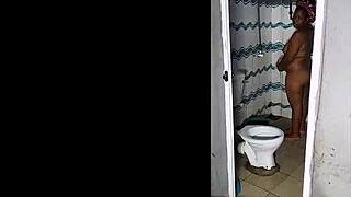 Achter de schermen: geschoren poesje in missionaris cumshot