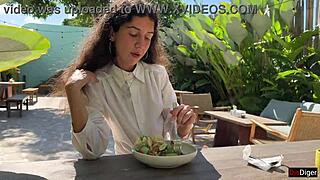 Si že videl punco jesti kosilo s kumo na obrazu v javnosti?