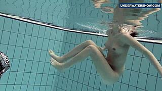 Я флешу свои яркие сиськи под водой, заводя всех так сильно.