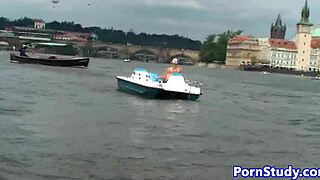 Eurobabe Çıplak Halka Açık Su Bisikleti Sürüyor