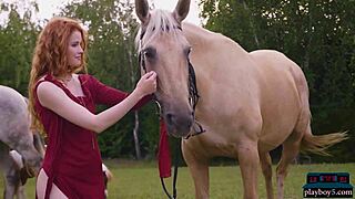 Heidi Romanova udendørs solo for Playboy