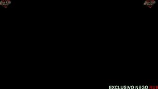 Tenhle cuckold nechá svou ženu jít s chlápkem s obřím černým kokotem u gloryhole