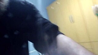 Ensinando para a dany rio a dificil tarefa de filmar o seu proprio seio