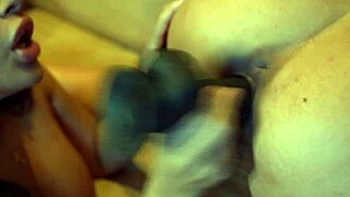 Loira e latina lésbicas safadas montam dildo enorme juntas