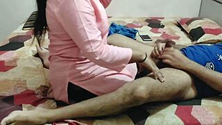 Mogen hustru får snabb creampie på ranchen