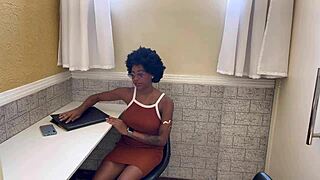 Fudendo com a recepcionista da academia skinny ebony brazilian pussy bareback masturbation tits sex 😏💦