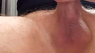 Голландский парень, ээ, дрочит... дрочит до сильного оргазма!