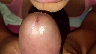 혀로 그의 자지 티즈하고 빨아