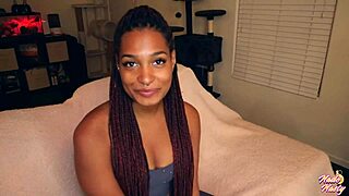 Addis Fouche draži z naoljenim kurcem in umazanimi lizanjem jajc