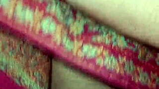 Incrível! Garota indiana linda leva anal enorme em ação close-up no quarto com casal jovem moreno!