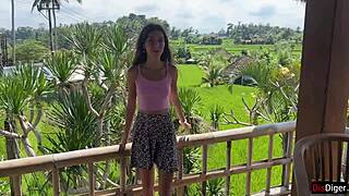 הבחורה החמודה אוכלת המבורגר עם זרע על הפנים בפומבי