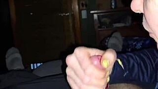 Isteri kotor bercakap sambil lancap batang pelan-pelan