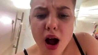 Wow! Memancut di tempat awam sambil jari memek dekat-dekat.