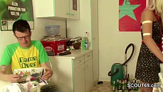 Teeny wird beim nebenjob von ihrem chef gefickt