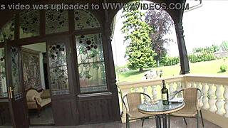 Chintia Flaver がもう一人のブロンド痴女とチンポシェアに飽きない