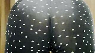 sexy blonde shakes big ass in leggings