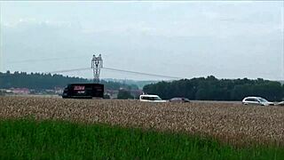 Majhna najstnica 18+ dobi spermo na obraz v javnem gang bang trojčku z oralom in pičko